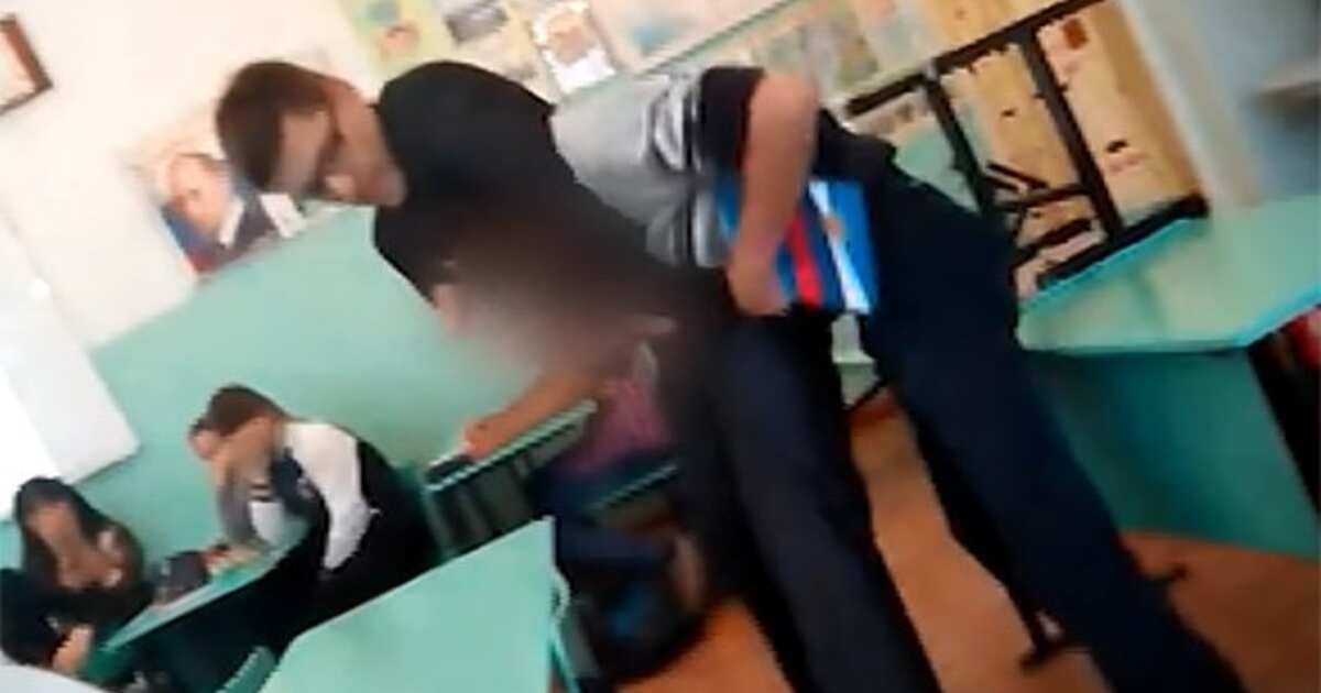 Жирная русская преподавательница сосет хуй студента и трахается