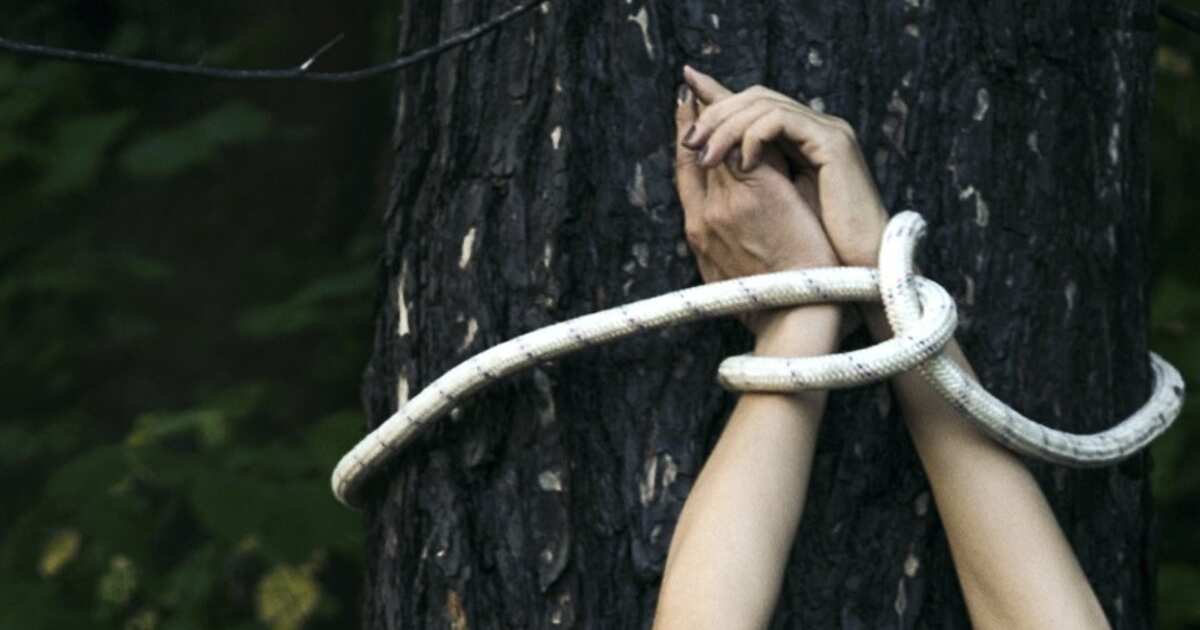 Блондинку в майке привязали к дереву на улице в вывалиными наружу дойками 