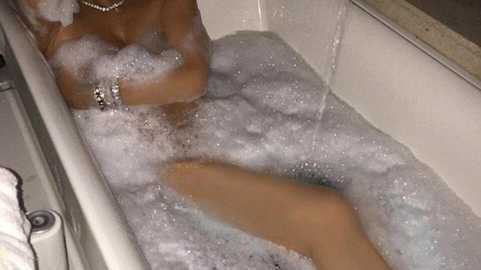 Жена разделась и залазит в ванну фото