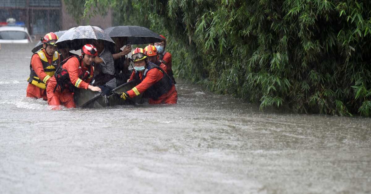 Какое наводнение в китае. Наводнение в Китае 2021. Наводнение в Китае 2021 Сычуань. Сильные дожди в Китае. Китай затопило.