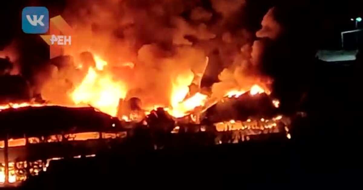 Что горит в ижевске в данный момент. Ижевск завод пожар. Пожар на Лакокраске. Лакокрасочный завод Ижевск сгорел. Сегодня пожар на лакокрасочном производстве.