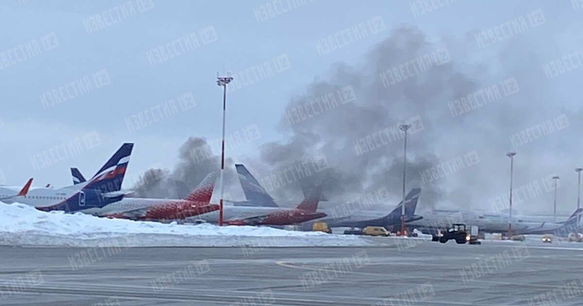 В шереметьево захватили самолет. Аэропорт Шереметьево 2022 самолеты. Пожар в Шереметьево. Ил 96 сгорел в Шереметьево. Пожар в самолете в Шереметьево.