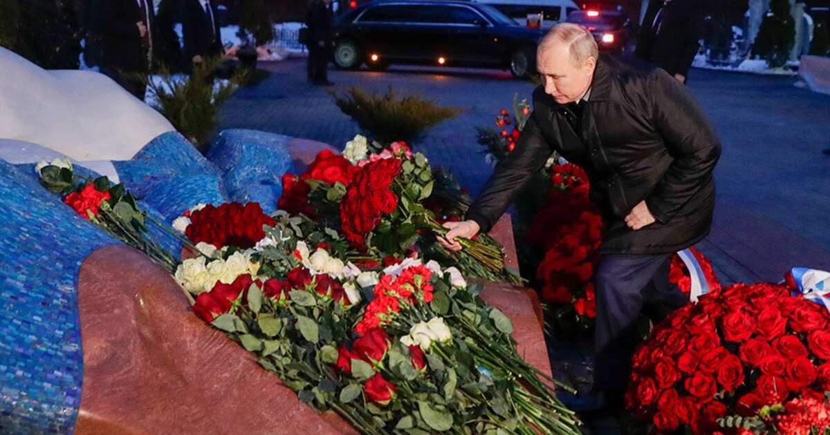 Путин возложил цветы к могиле ельцина