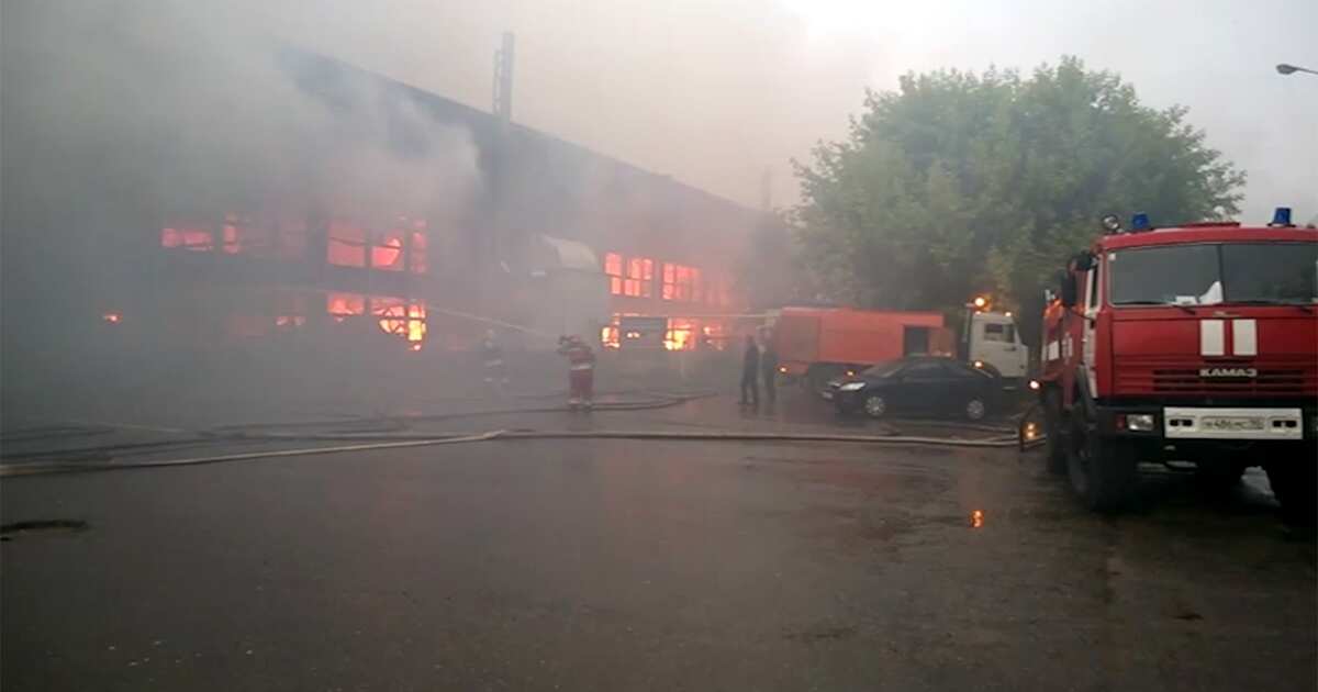 Нападение во фрязино. Пожар на мебельной фабрике во Фрязино. Пожарные Фрязино. Горит Фрязино. Что горит во Фрязино сейчас.