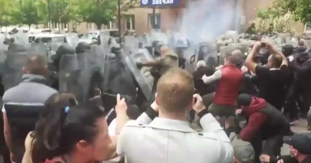Силы НАТО набросились на сербов в Косове. В ход пошли гранаты и слезоточивый газ