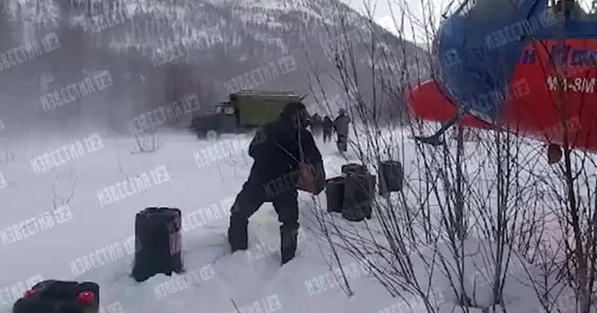 Спасательная операция в амурской области последние. Спасательная операция в Якутии. Фура застряла в снегу. Оползни в Якутии 25-26 мая.