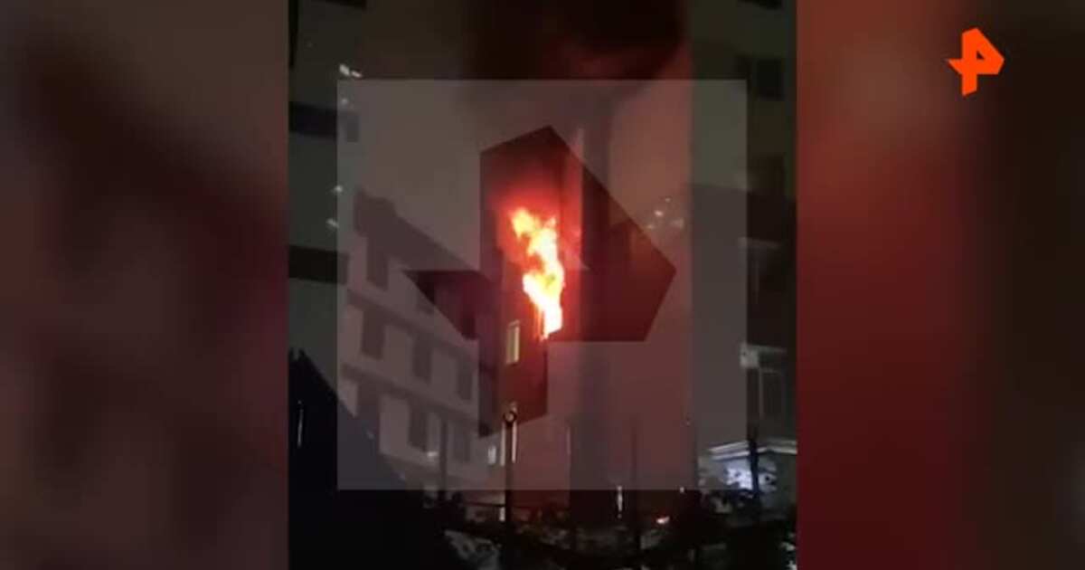 Что случилось в москве 22 03 24. Дом горит. Горит частный дом. Город горит. Пожарные тушат пожар в квартире.
