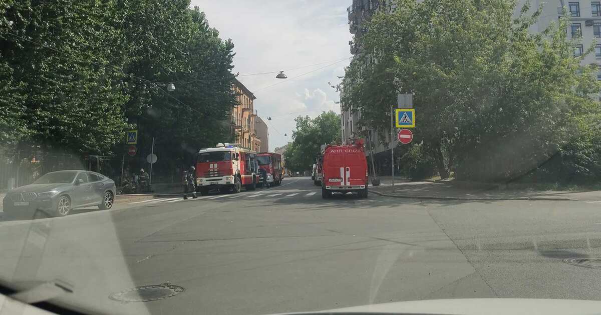 Доходный дом басевича в санкт-петербурге. Пожар на набережной реки карповки. Доходный дом и. Горящее здание. Пожар фото.
