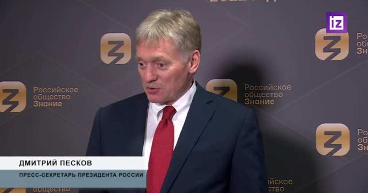 Песков без. Песков. Дмитрий Песков 2022. Песков сбрил усы 2022. Путин на мероприятии.