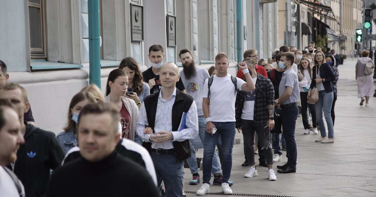 Выборы очереди. Очередь в посольство. Очереди у посольств в Москве. Выборы в Белоруссии очереди. Очередь белорусов в Москве.