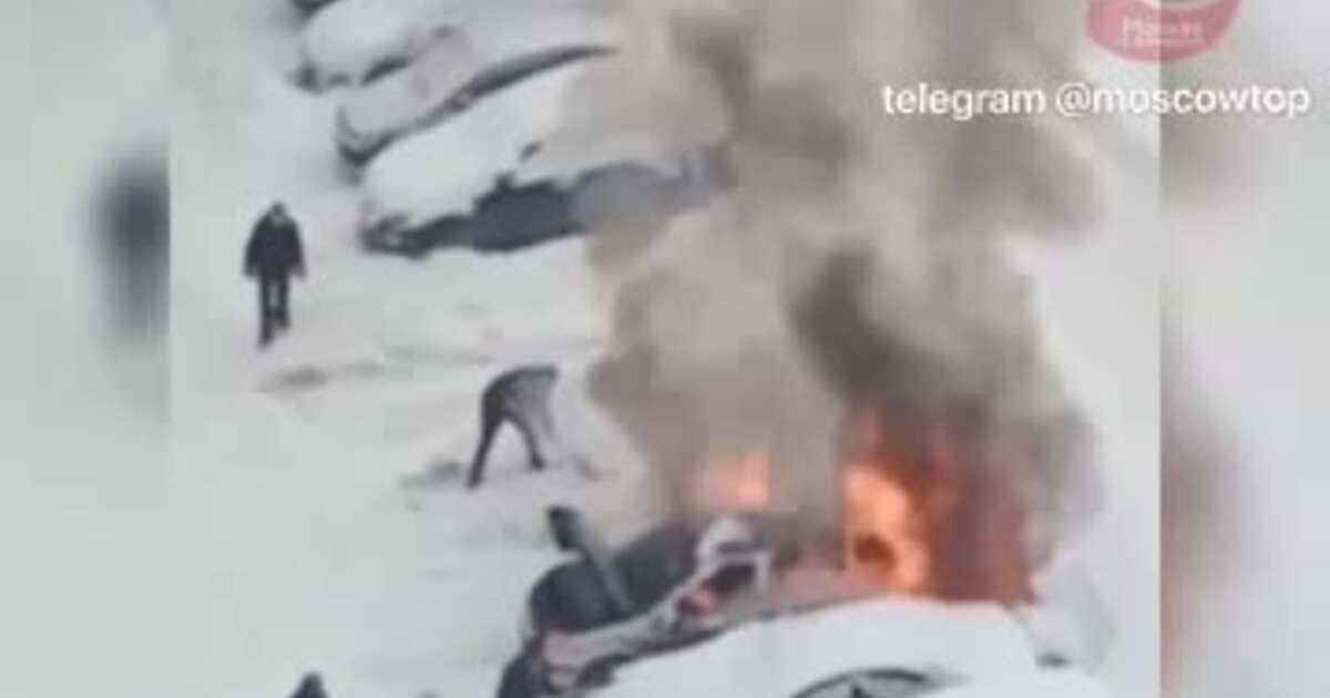 Загорелись на сугробах. Закидали снегом. Снег горит. В Балашихе сгорели машины. Загорелась машина Балашиха.