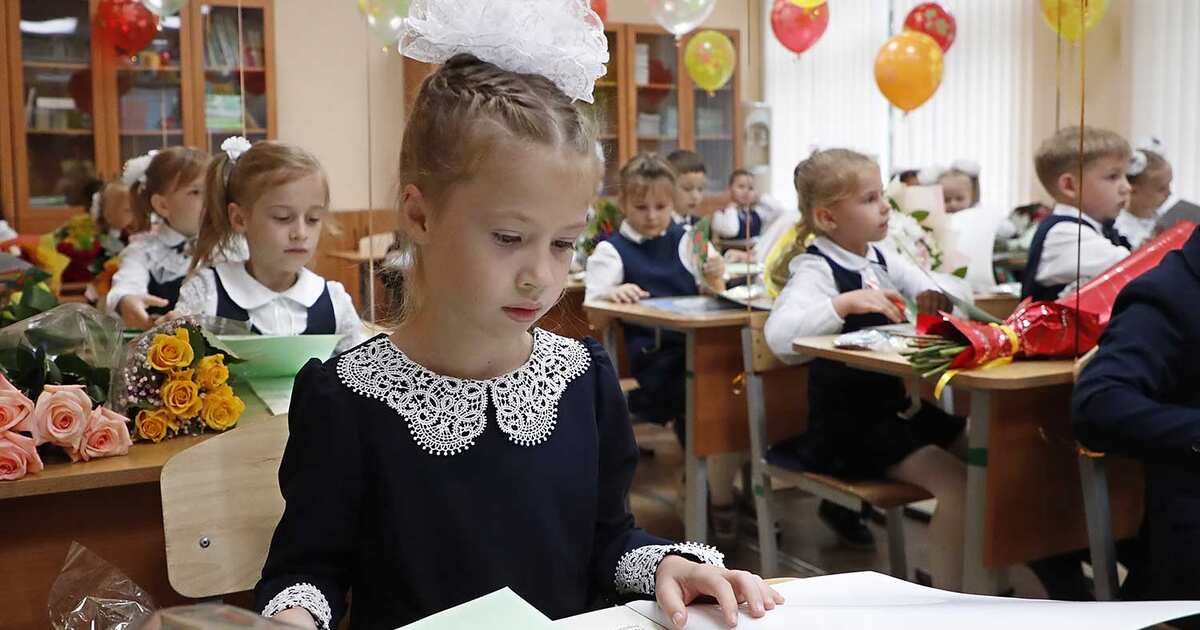 Начало учебного года в россии 2023. 1 Сентября девочки. Украшение класса к 1 сентября. Школьники за партой. Школьники первый класс.