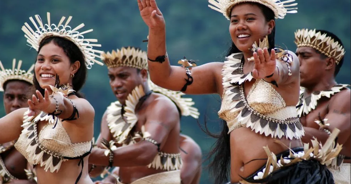 Этнический состав австралии и океании. Кирибати народ. Жители островов Кирибати. Танцы Кирибати. Кирибати население.
