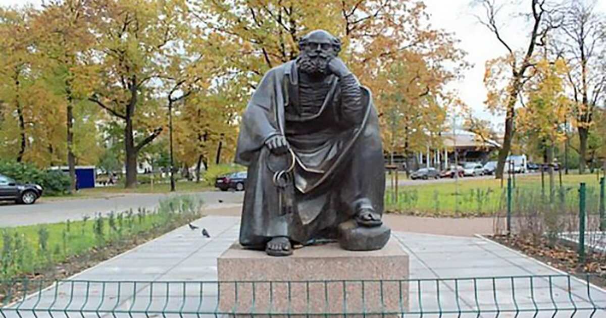 Памятник святого петра. Памятник апостолу Петру в Санкт-Петербурге.