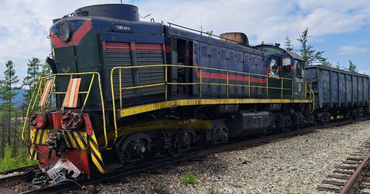 Локомотив столкнулся с поездом в Приамурье и сошел с рельсов
