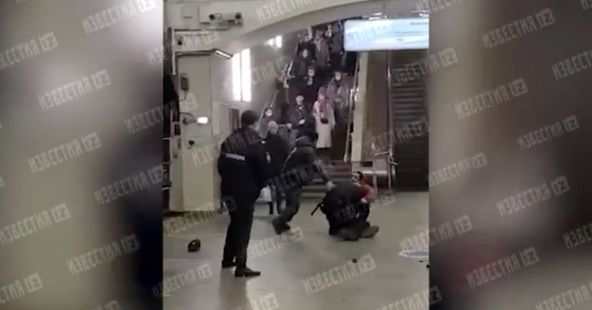Террористы оказались таджиками. Мигранты напали на полицейских в метро в Москве. Метро Тульская нападение на полицейских. Таджик напал на полицейского в метро.