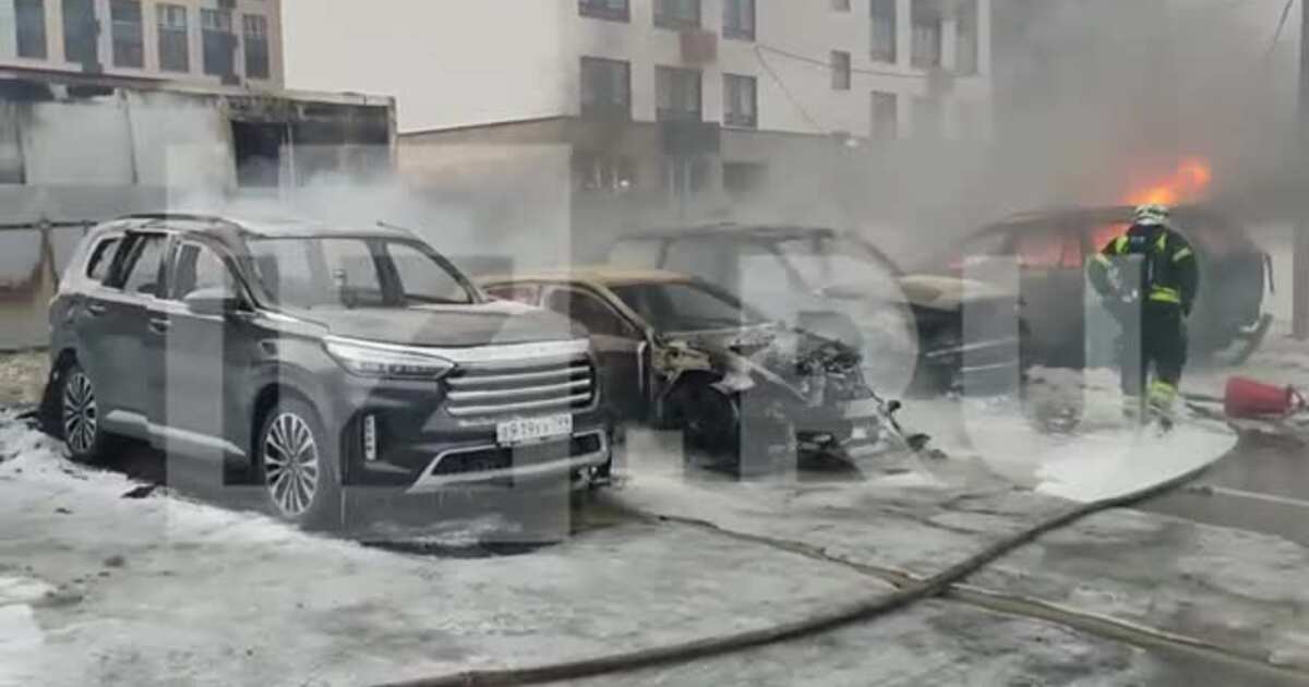 Пожар в пахре сегодня новая москва. Москва пожар на автостоянке. Сгорела машина в Москве сегодня.