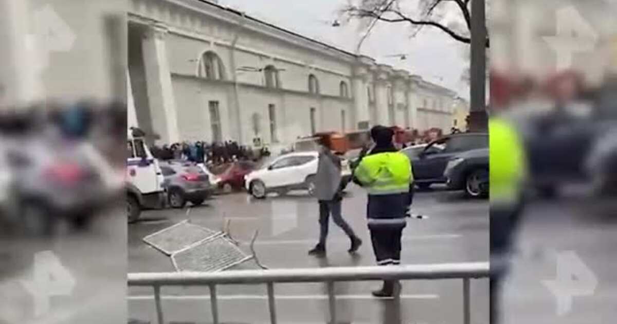 Провокатор спб. В Петербурге напал на полицейского. Нападение на сотрудника полиции в Санкт-Петербурге.