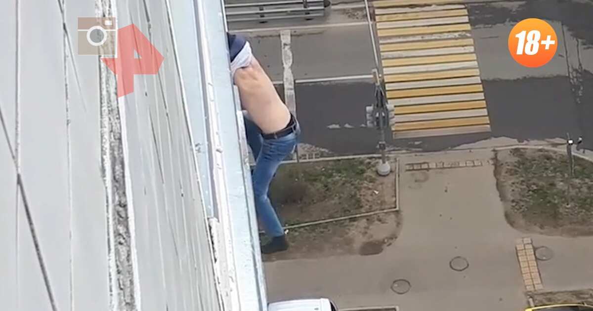 Мужчина выпал из окна сегодня. Мужчина выпал из окна в Москве. Девушка выпала из окна в Москве. Парень выпал из окна в Москве сегодня.