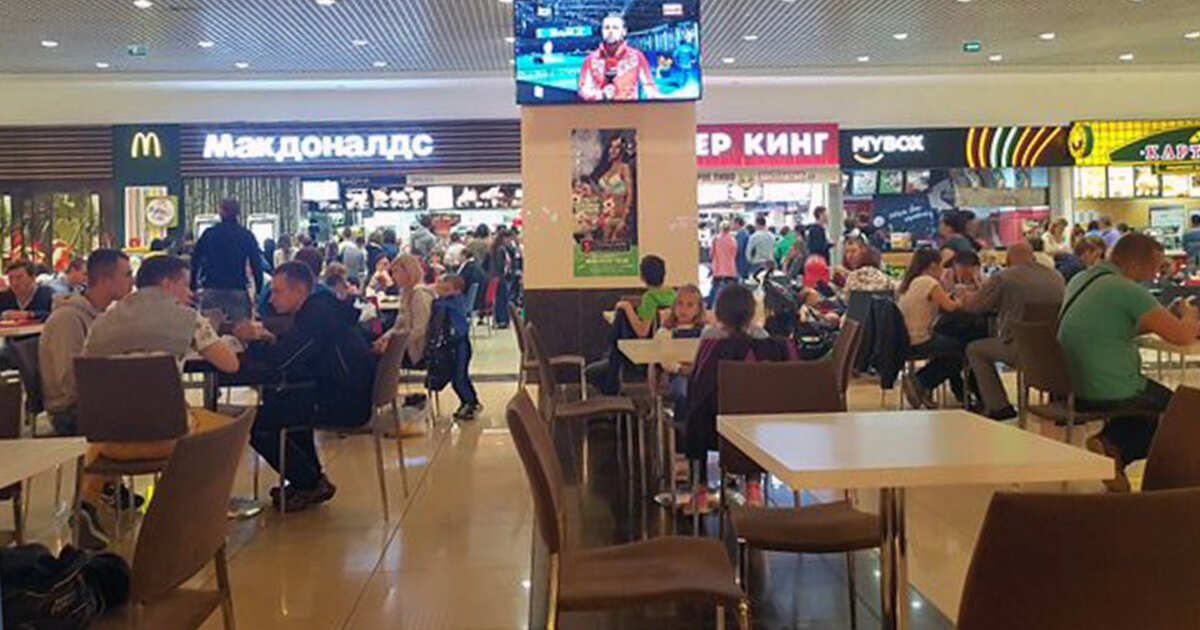 Фудкорт на юго западной. Аэропорт Домодедово фудкорт. Фуд корт на красной площади. Фудкорт около красной площади. Фудкорт в Шереметьево.