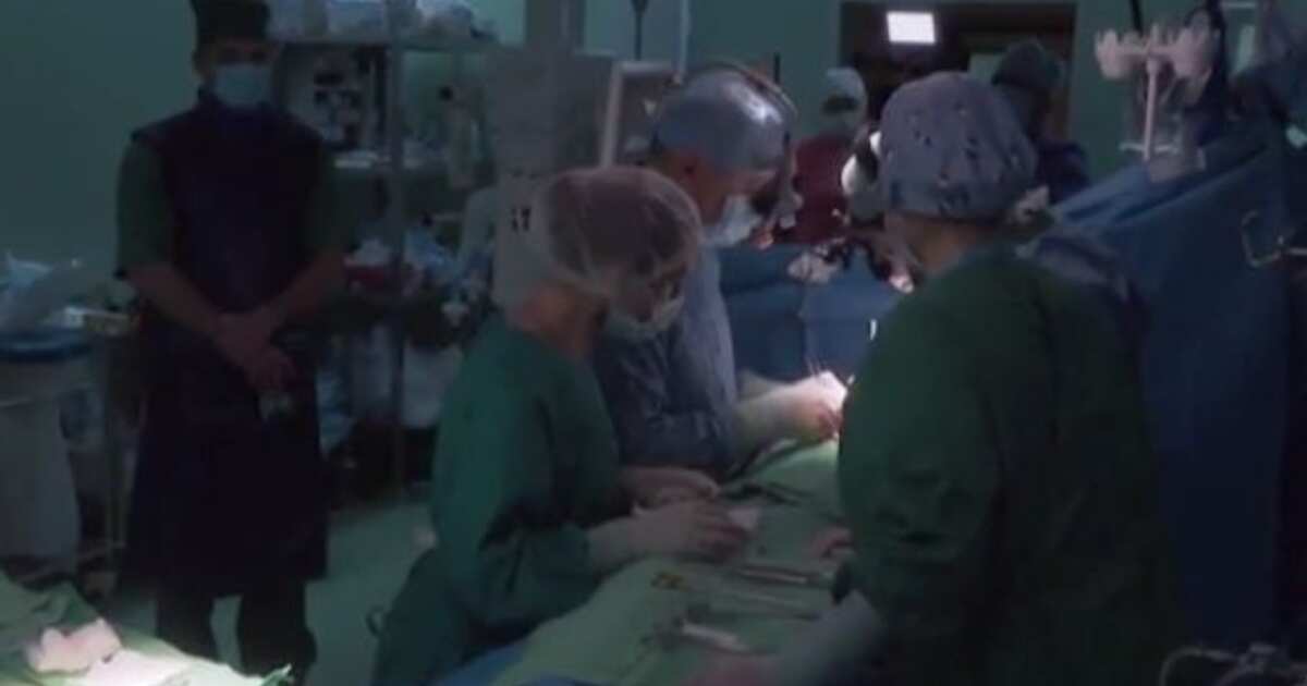Хирурги госпиталя вишневского. Операция по удалению осколка. Врачи удалили осколок из сердца манюшгитом сво.