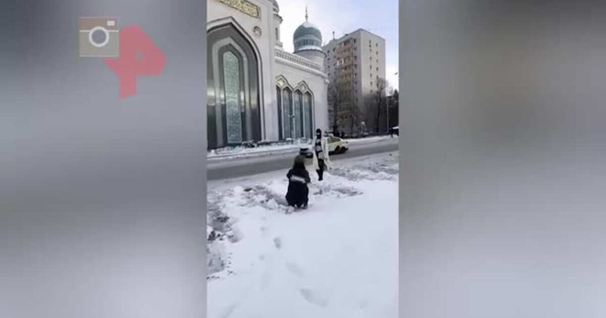 Полуголая перед мечетью. Девушка на фоне мечети в Москве. Девушка возле мечети в Москве. Фотосессия на фоне мечети в Москве. Девушка сфоткалась на фоне мечети.