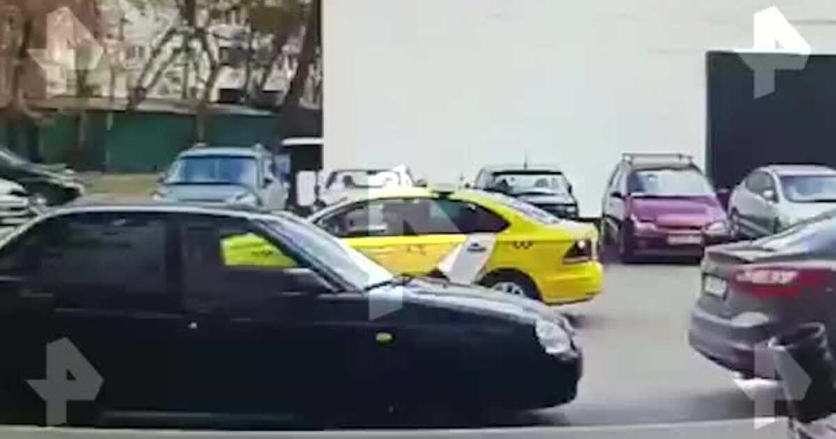 Водитель такси избил. Таксист в Москве избил пассажира. Таксист избил пассажирку. Избили таксиста в Москве.