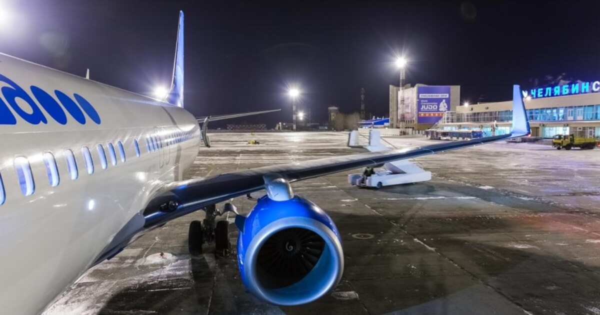 Екатеринбург челябинск самолет. Самолёт Боинг 737-800 победа. Боинг 737 авиакомпания победа. Boeing 737 800 аэропорт Внуково. Боинг 737 в аэропорту.