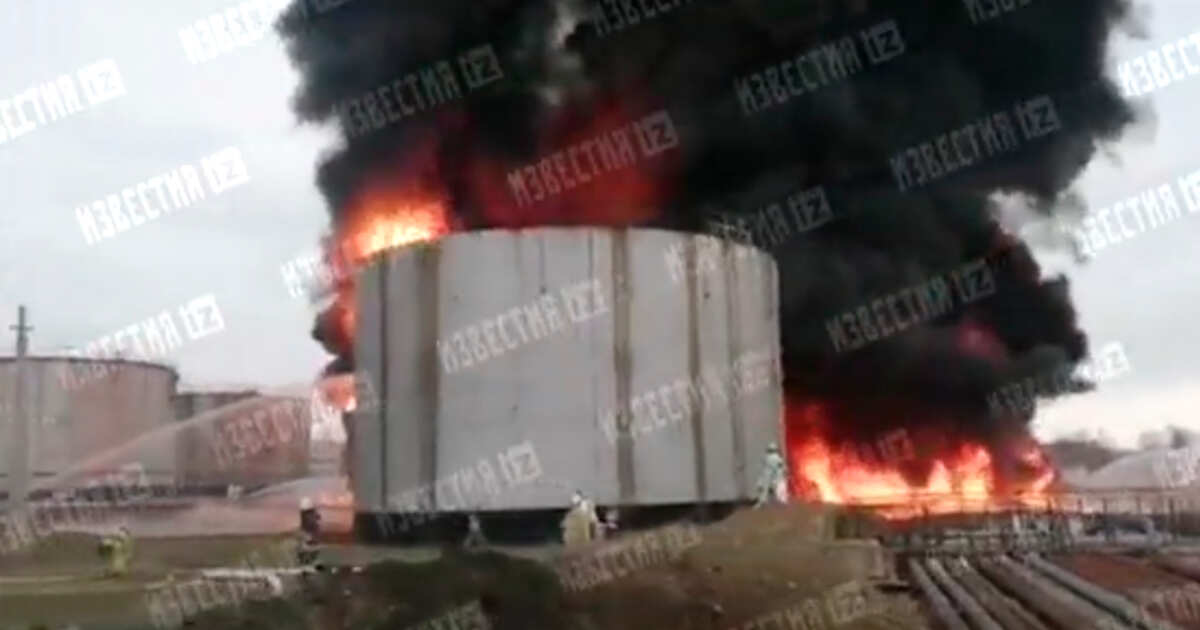 Взрыв нефтебазы в орле сегодня. Горит Нефтебаза в Луганске. Пожар ЛНР. Пожар в Москве. Горит нефтехранилище.