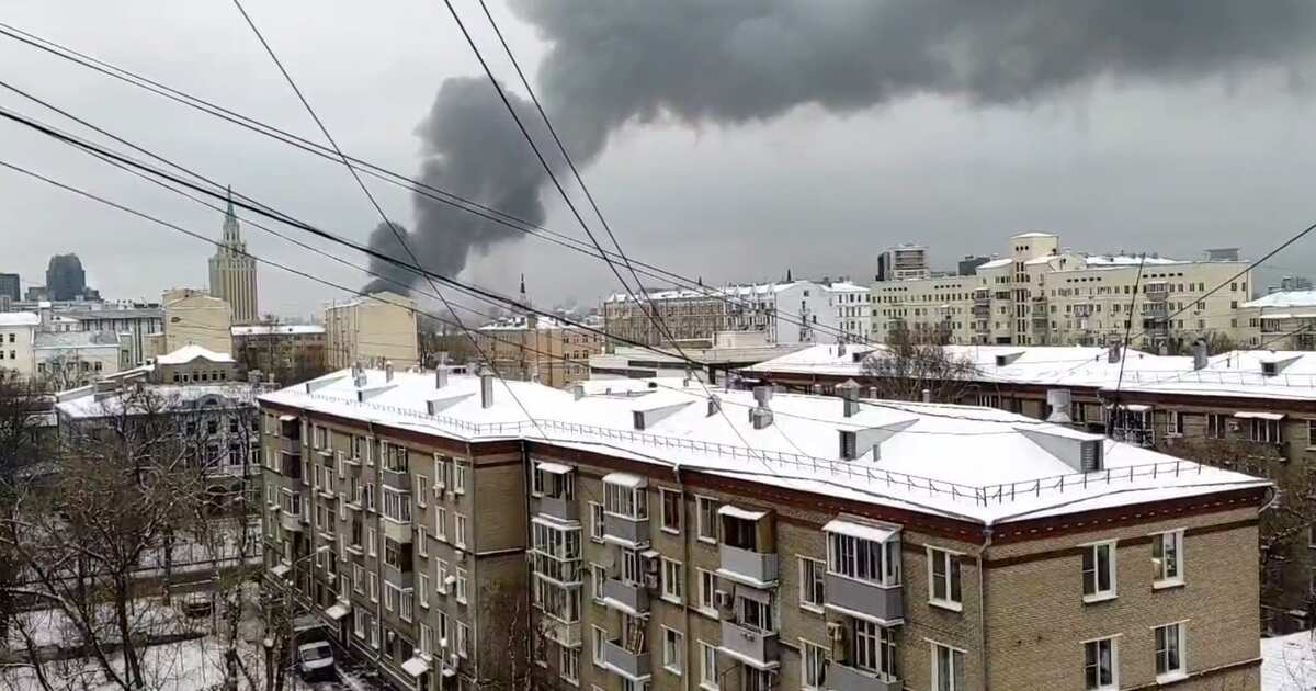 Около 2 тысяч. Дом в центре Москвы. Московский район. Пожар в Москве сейчас в центре. Пожар в Москве 2022.