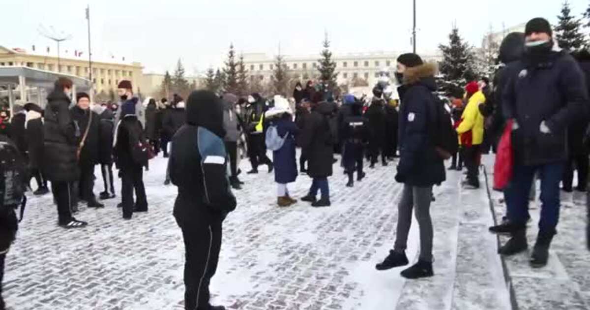 Рен тв новости 23. Митинг Навального в Ульяновске. Полиция площадь революции. Пикет сотрудника полиции Москва. Митинг Красноярск 23 января ОМОН.