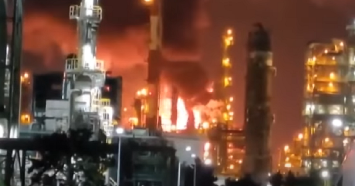 Самара нпз взрыв. Взрыв на нефтеперегонном заводе в Техасе. Взрыв на нефтезаводе в Техасе 2005. Взрыв на НПЗ.