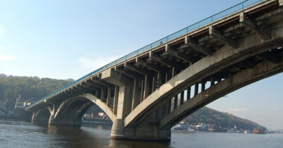 Мост снизу. Мост метро Киев. Киевский мост через Днепр.
