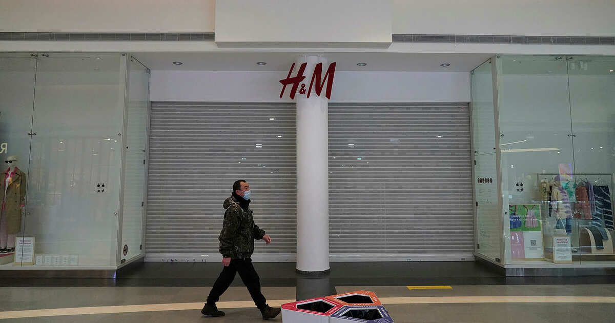 Закрыли н м. Витрина h m. Закрытие HM. H&M закрытие в России. Магазин HM закрывается.