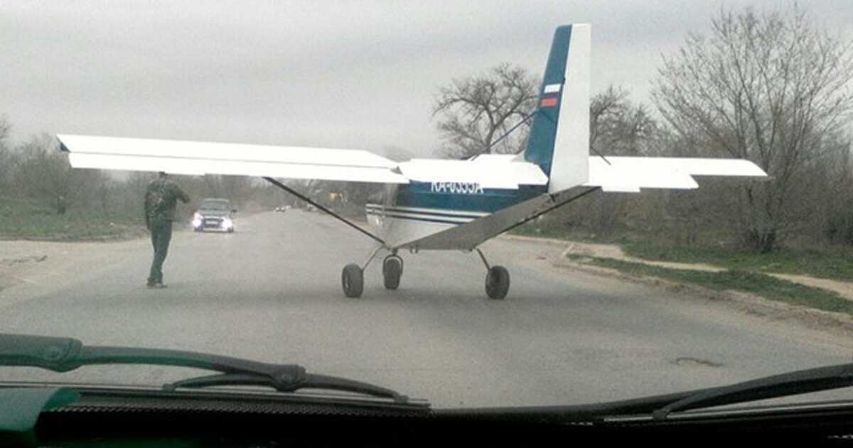 Самолеты едут. Самолет на дороге. Самолёт приземлился на дорогу. Самолет Красноармейский район Волгоград. Кафе самолет Волгоград Красноармейский район.