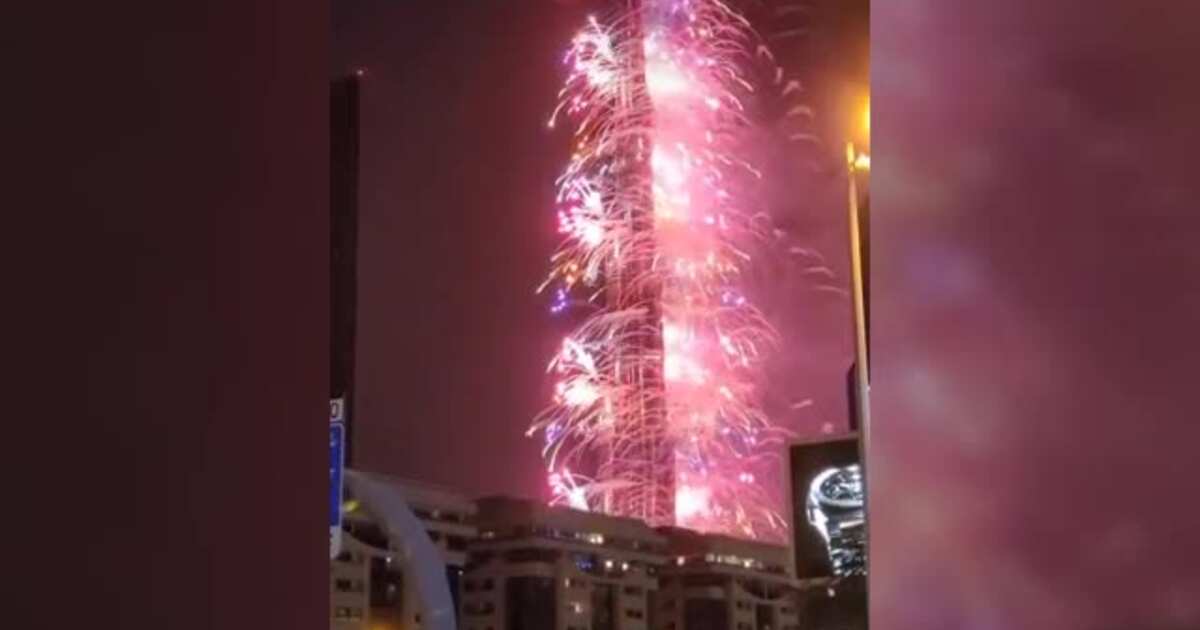 Шоу в дубае 2024. Новогодний фейерверк в Китае на высотке. Телебашня в Китае фейерверк. Салют в Дубае на новый год 2023. Пожар небоскреба в Дубае 2021.