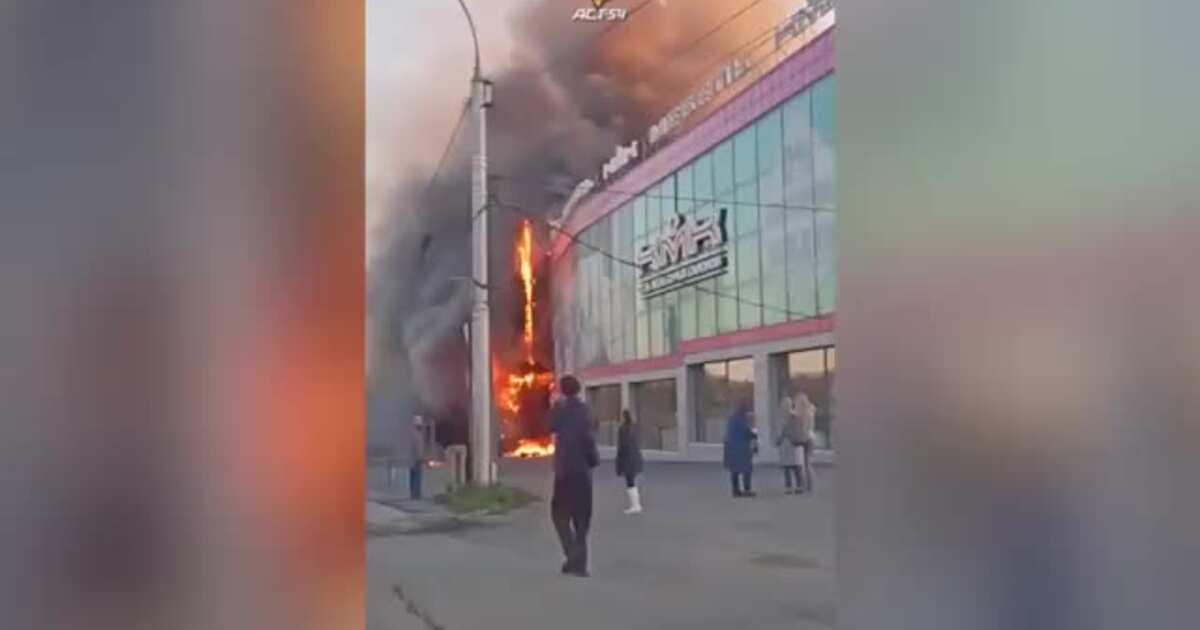 Почему начался пожар в крокусе. Пожар в Новосибирске ТЦ. Сгорел ТЦ В Новосибирске.