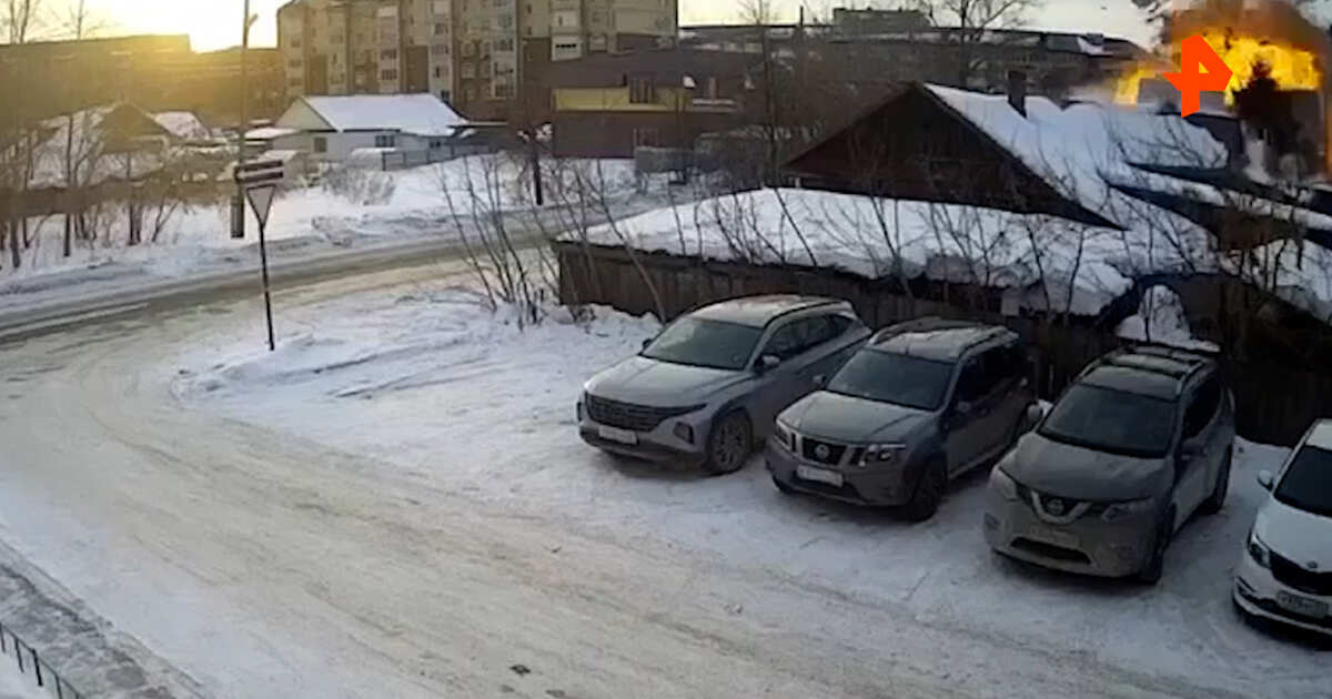 Частный дом разнесло на куски после взрыва газа в Тобольске. — Video by Mash | Мэш | VK