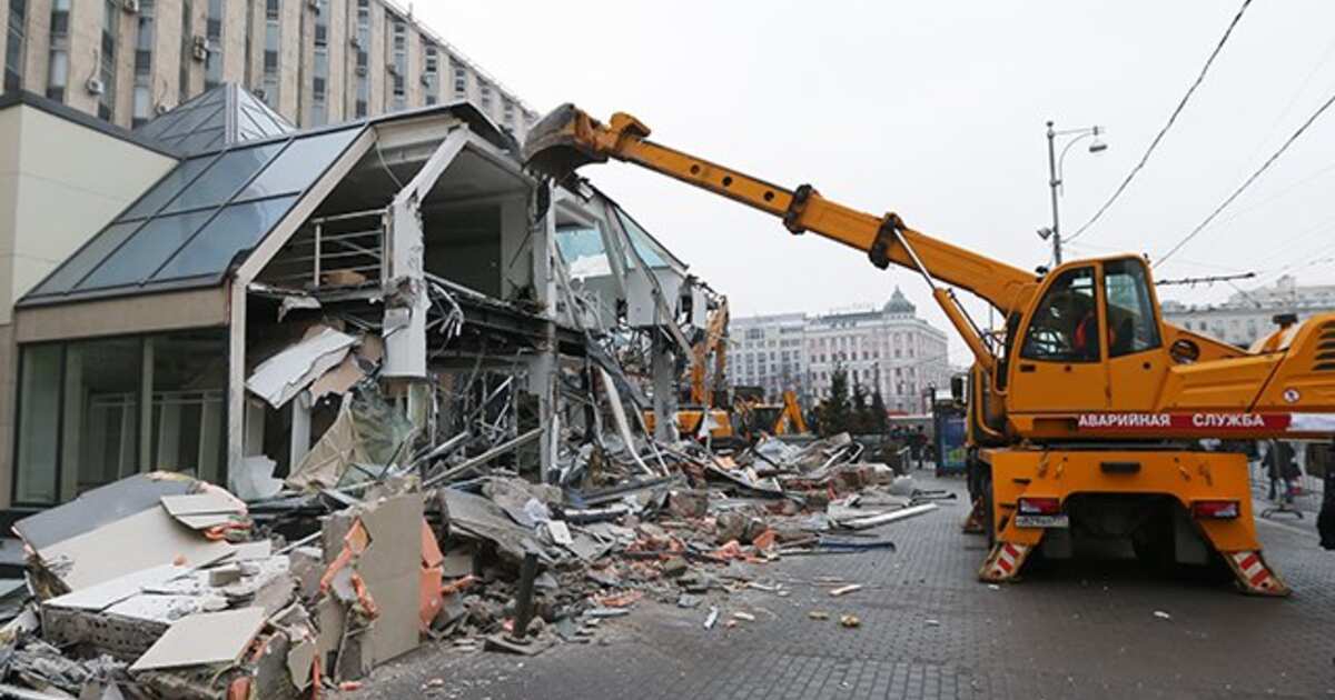 Демонтаж магазинов. Демонтаж самостроя. Сносят самострой. Снесли самострой. Незаконные постройки сносят в Москве.