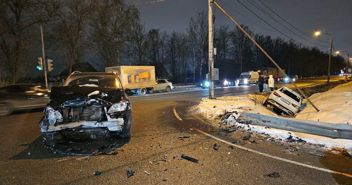 Двое взрослых и ребенок попали в больницу после ДТП в Петербурге