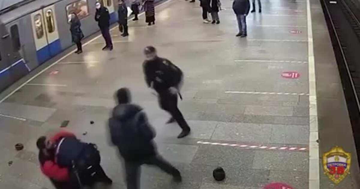 Нападение на нападающих. Нападение на полицию в Московском метро. Полицейский в метро. Милиция метро.