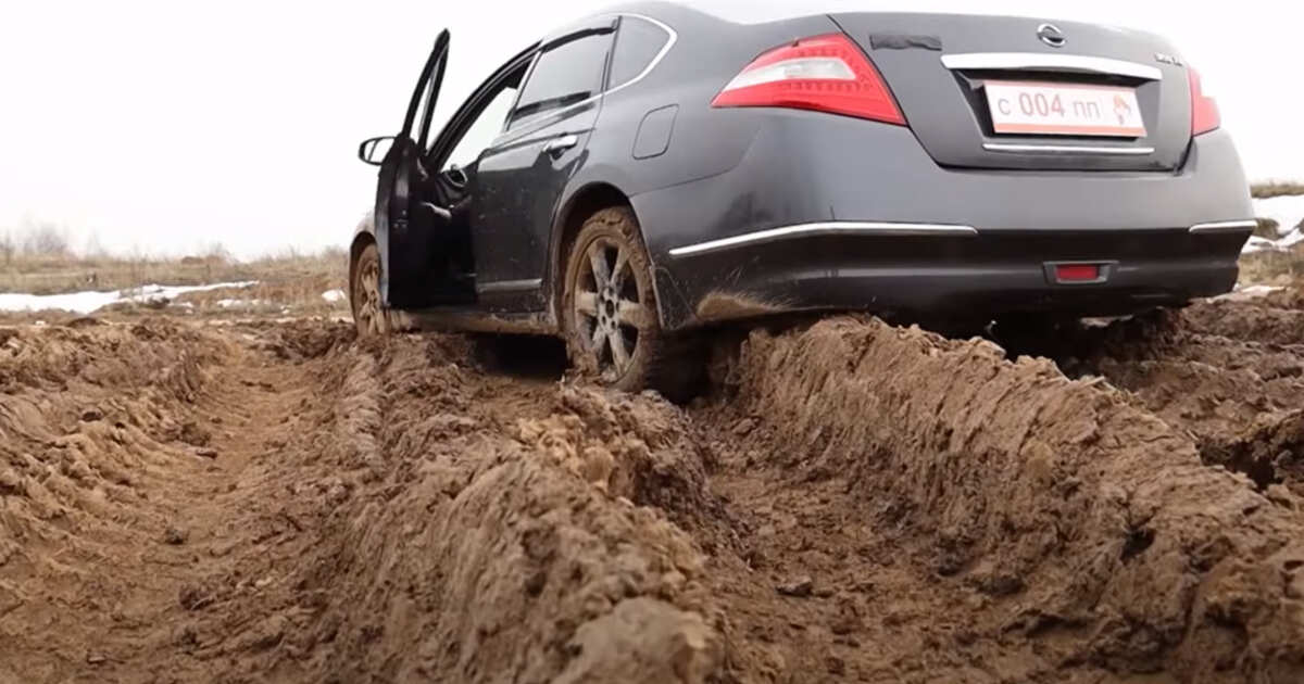 Как вытащить машину из грязи если вы застряли, а трактора (буксира) нет