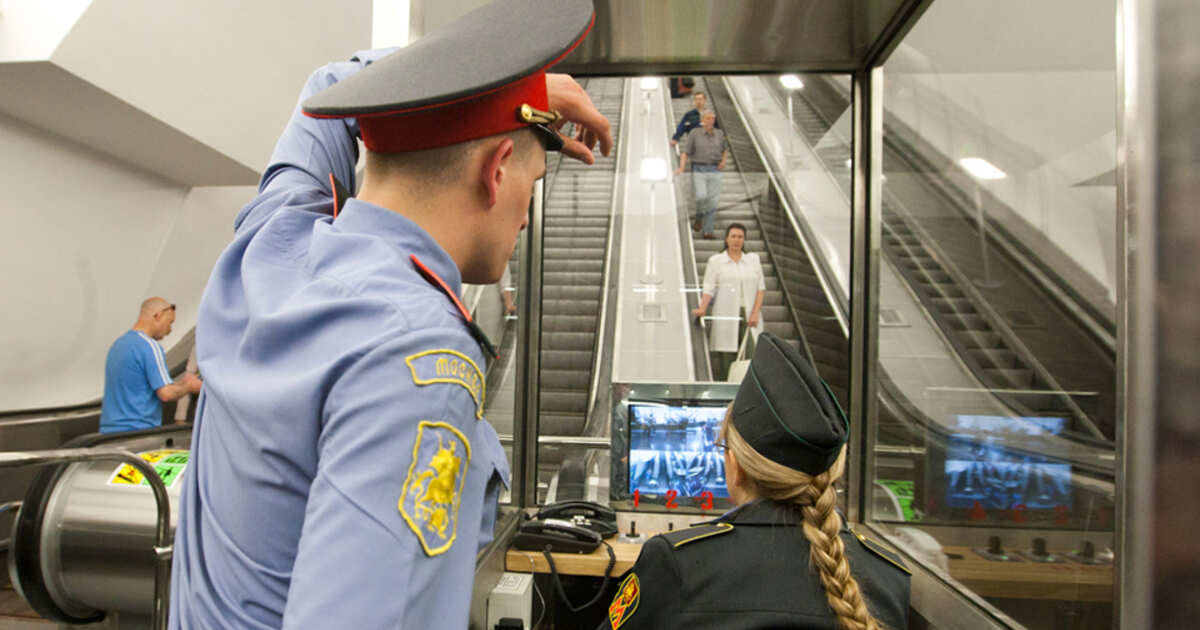 В Москве пассажир-извращенец снял видео под юбкой девушки в метро — жертва заявила в полицию