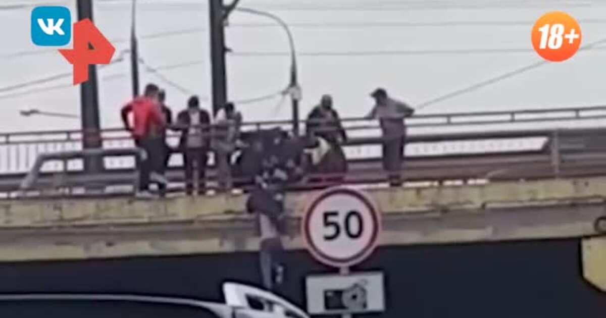 Упавший мужчина с моста. В Москве мужчина упал с моста. Мост падает. Падение моста в Москве.