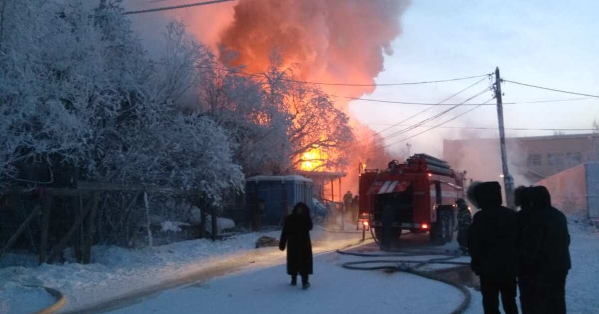 Пожар в якутске сегодня. Дом горит семена Данилова в Якутске ночь. Якутск утром во время пожара. ИА сах ком пожар. Якутия горит сегодня фото.