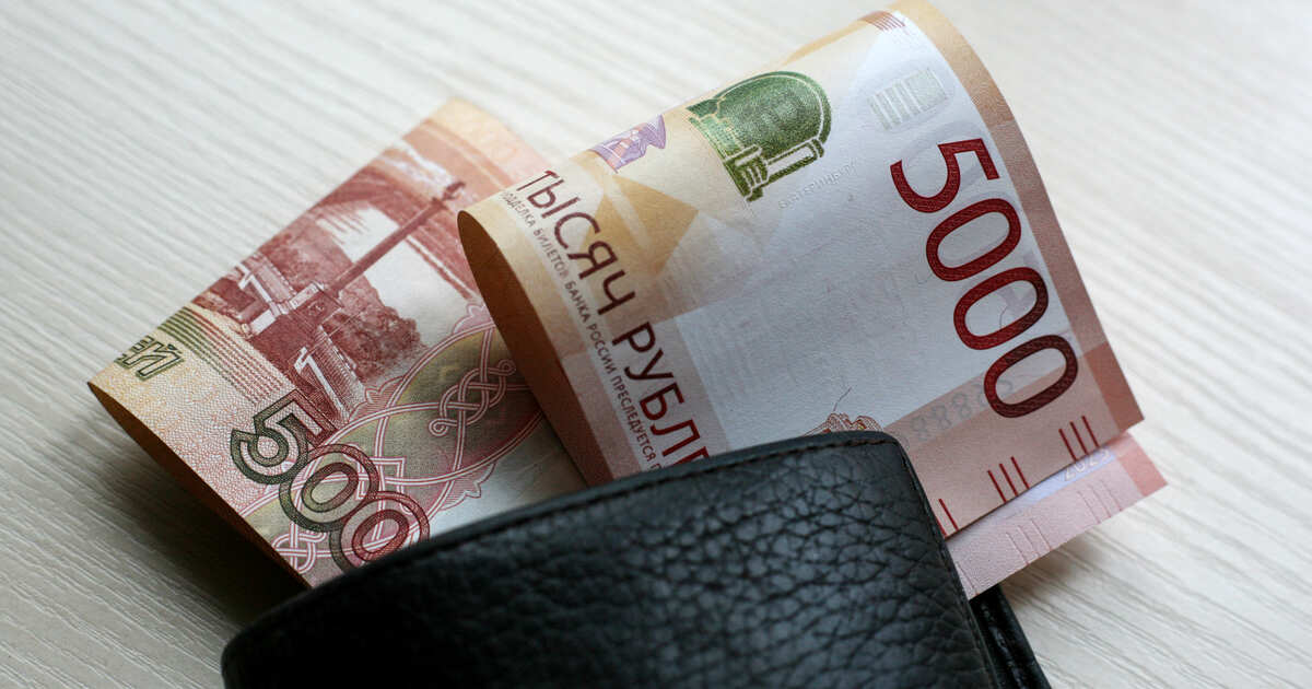 Зарплаты некоторым бюджетникам повысят на 7,6%