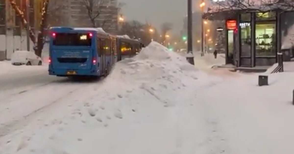 Автобус кракен в москве 2024. Снегопад в Москве. Автобус снег. Остановка в снегу. Москва кадры снегопада.