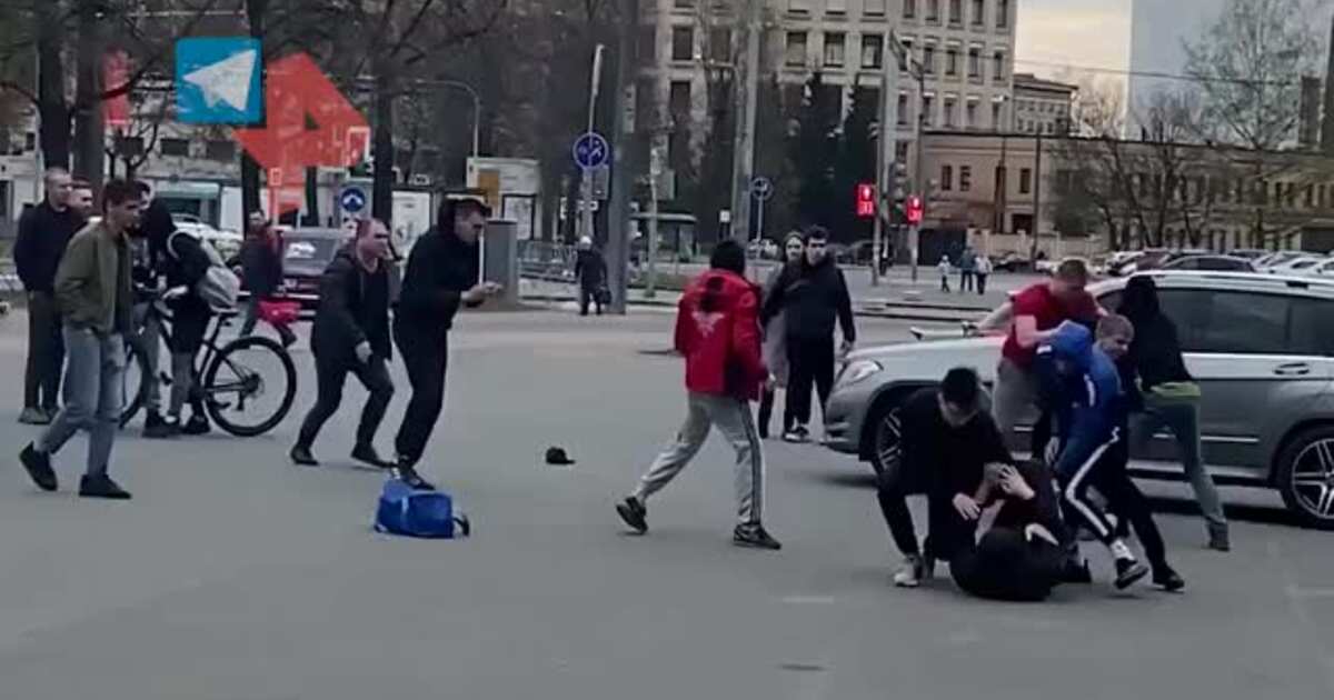 Фанат выключил льва против. Околофутбольщики подрались на площади Мужества в Петербурге. Околофутбольщики подрались на площади. Околофутбольщики драки.