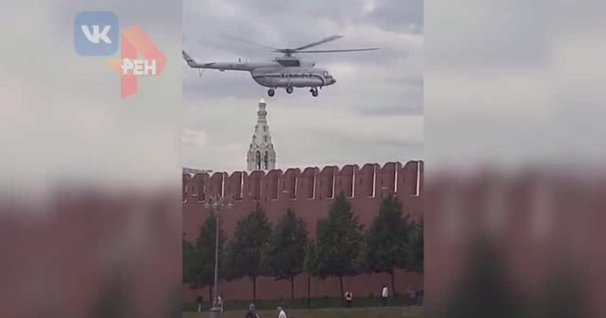 Летают вертолеты сегодня москва почему. Красный вертолет над Москвой. Кремль с вертолета. Вертолёты над Чертаново.