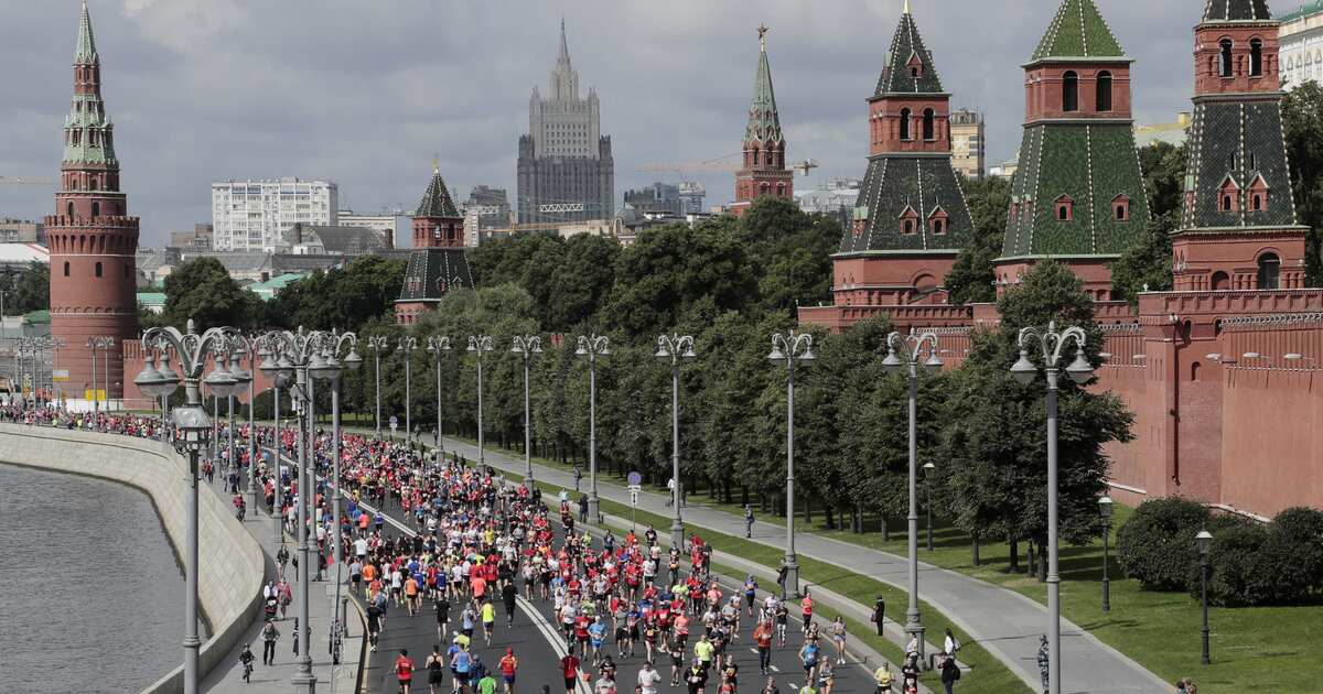 Сайт московски где. Московский марафон фото. Марафонец Москва Кремль. Москва в сентябре фото. Москва 01.04.2003.